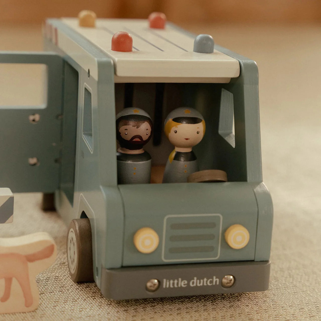 Camion della polizia con personaggi in legno