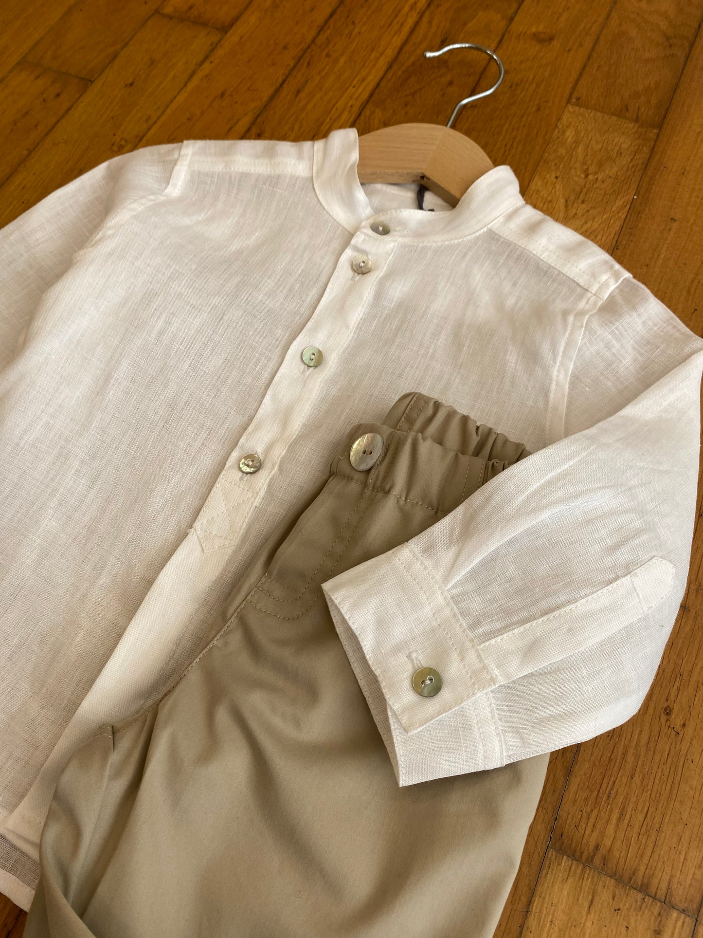 Camicia coreana in lino bianco con bottoni madreperla