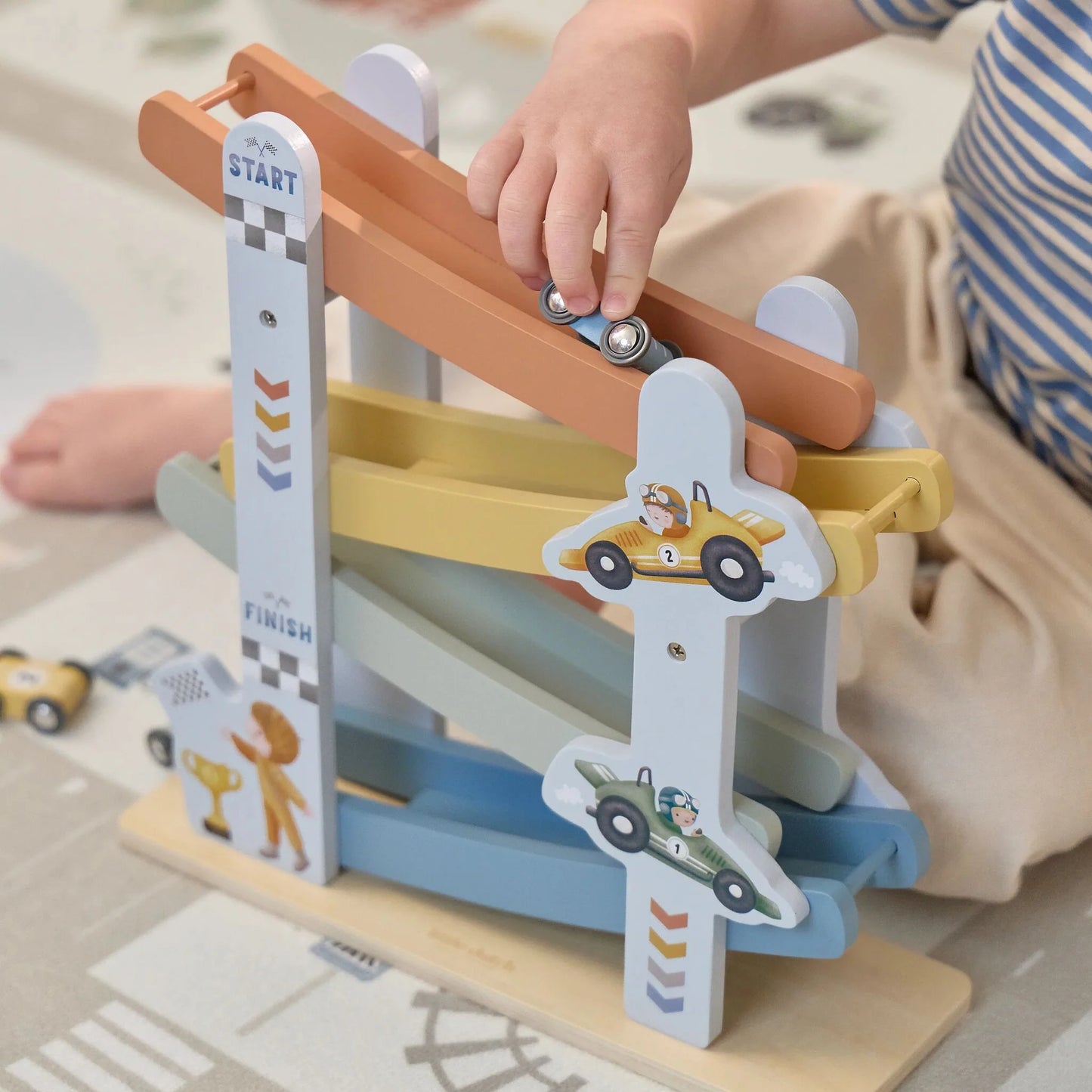 Rampe toboggan avec voitures bleues