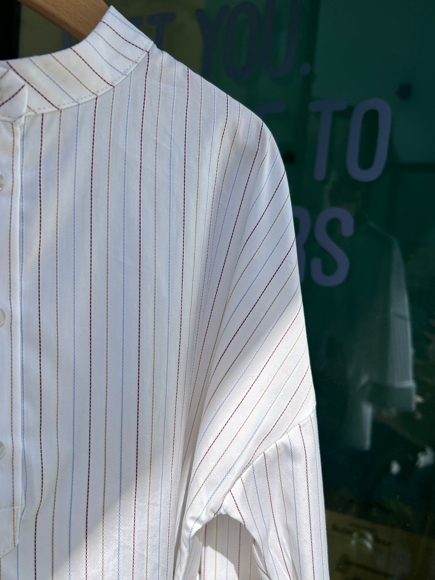Camicia coreana con cuciture colorate
