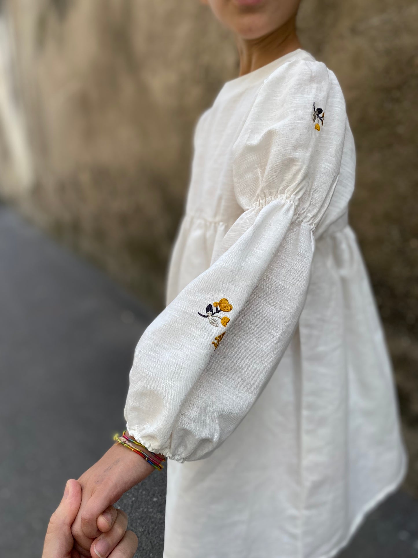 Abito maniche a sbuffo con ricamo