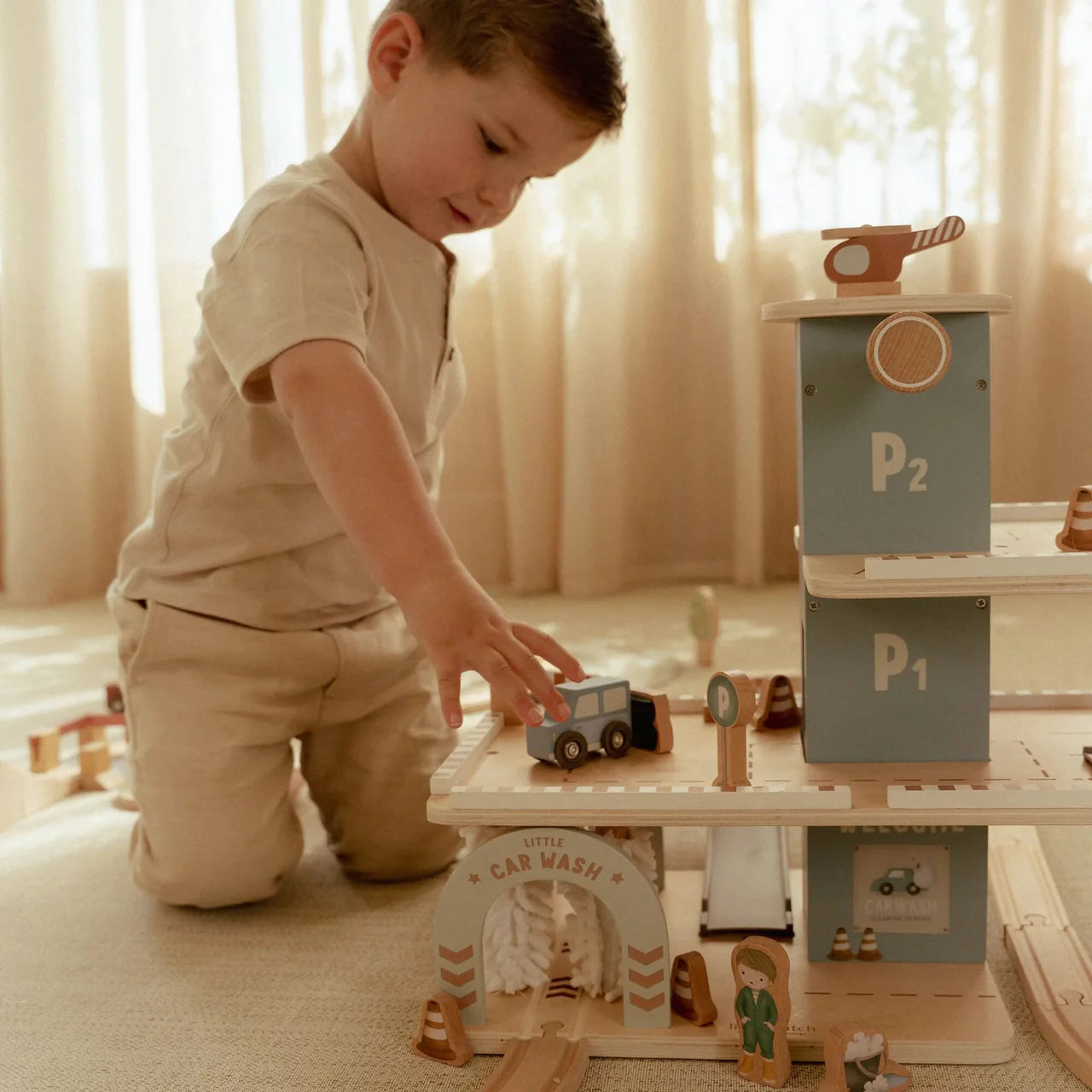 Garage con macchinine in legno