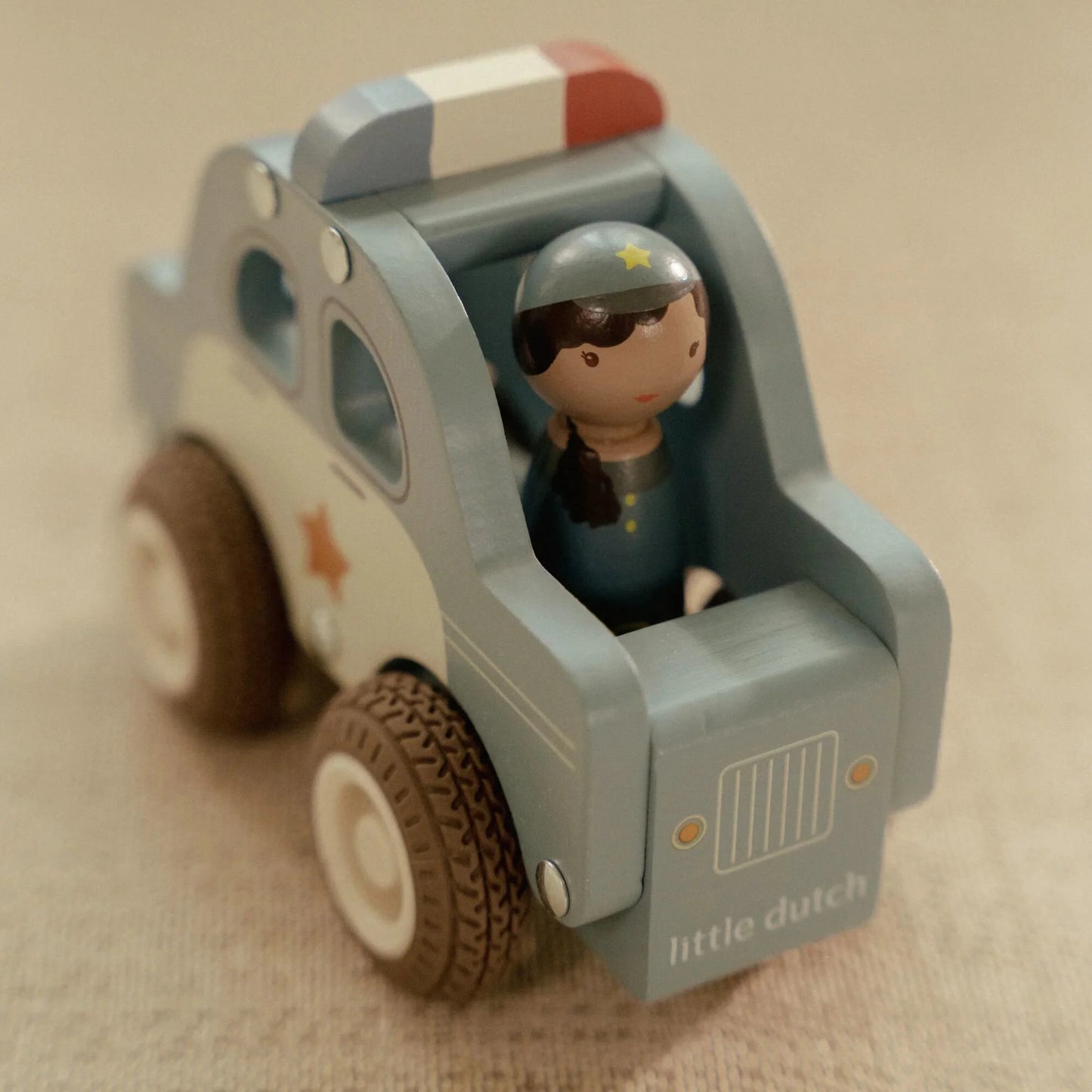Macchina della polizia con personaggio
