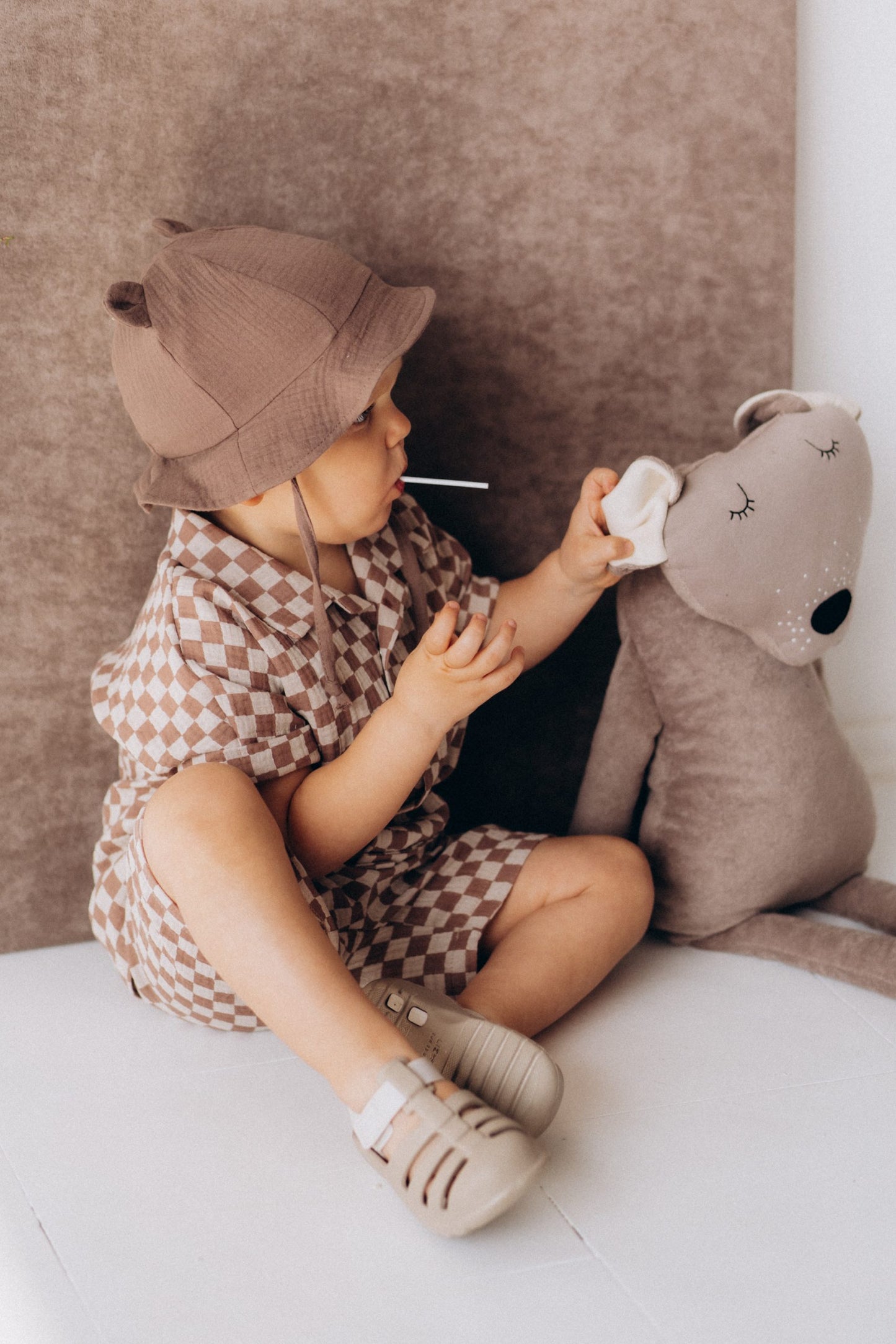 Cappellino in mussola marrone con orecchie