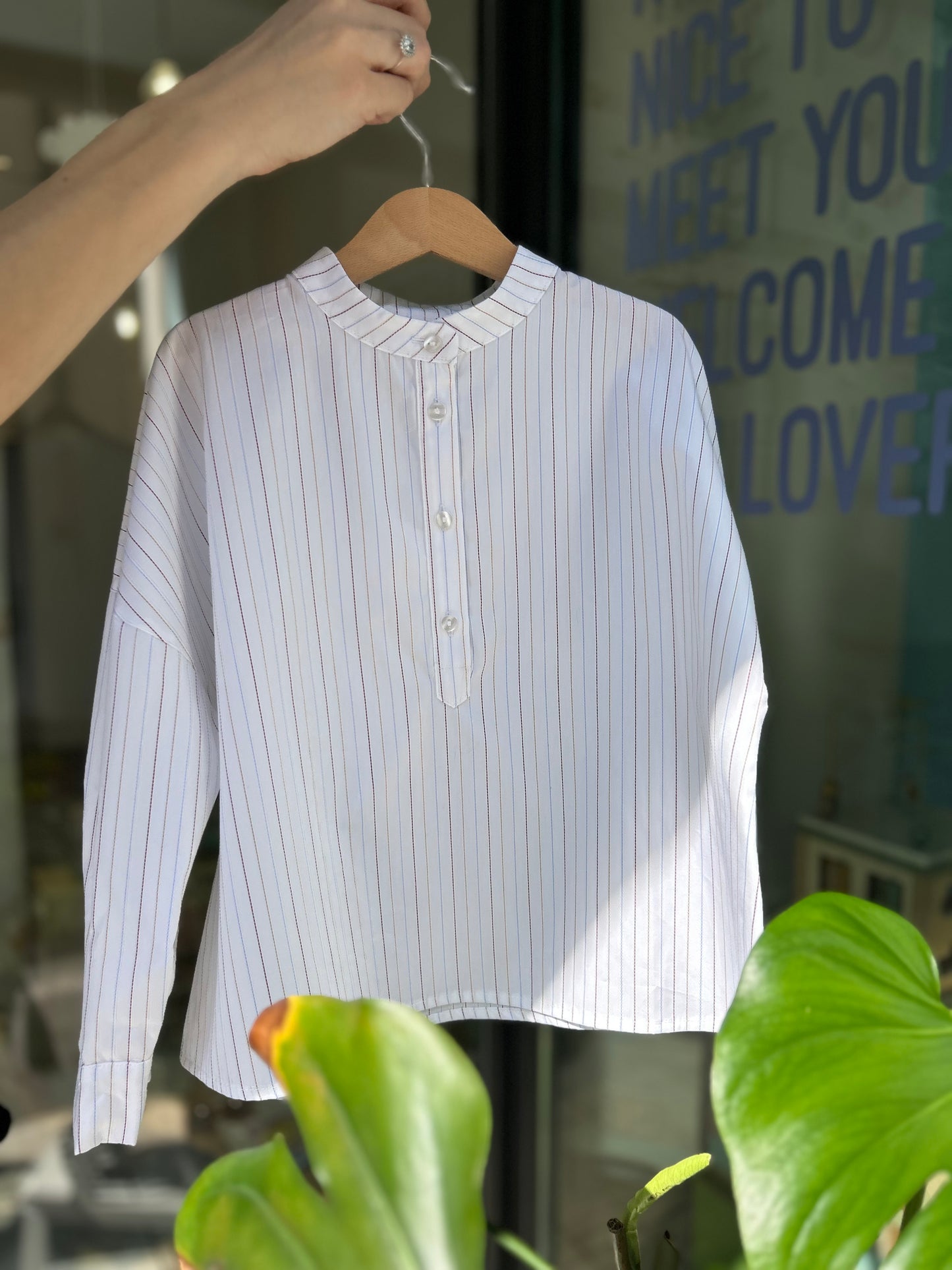 Camicia coreana con cuciture colorate