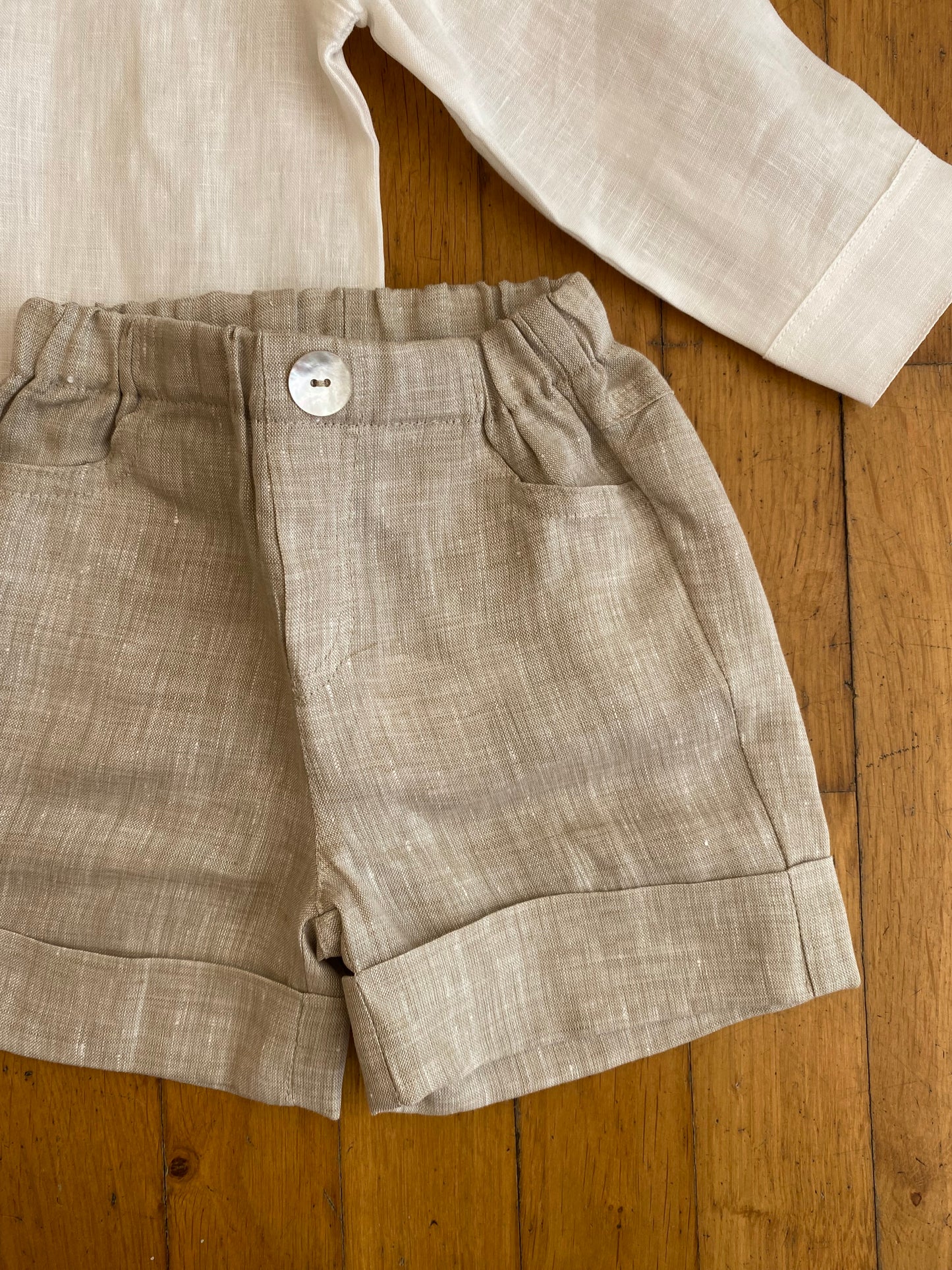 Elegant baby Bermuda shorts in dove gray linen