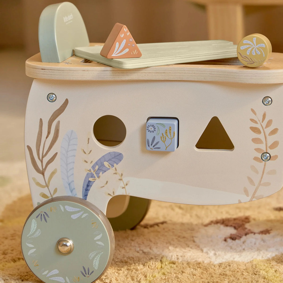 Leone cavalcabile con giochi in legno Safari Friends