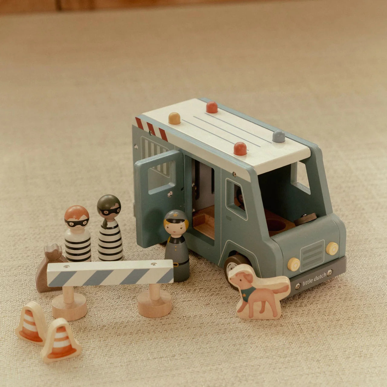 Camion della polizia con personaggi in legno