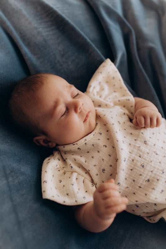 Pagliaccetto in mussola ecru/fiori blu