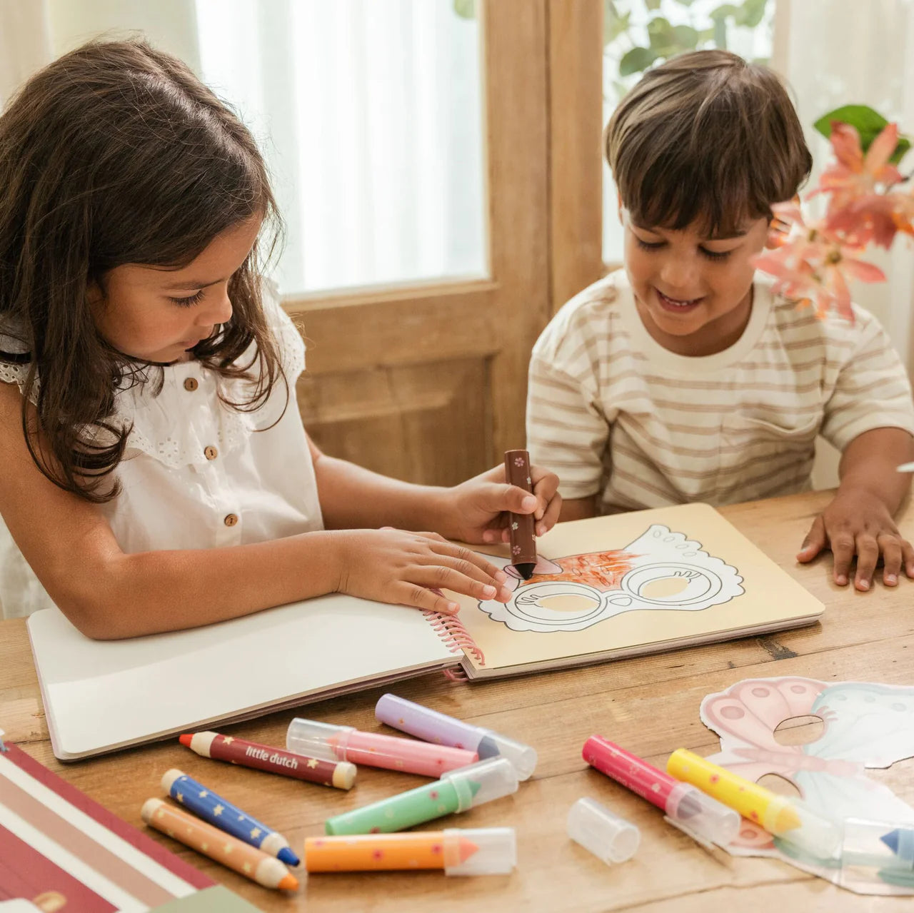Libro con forbici Rosa
