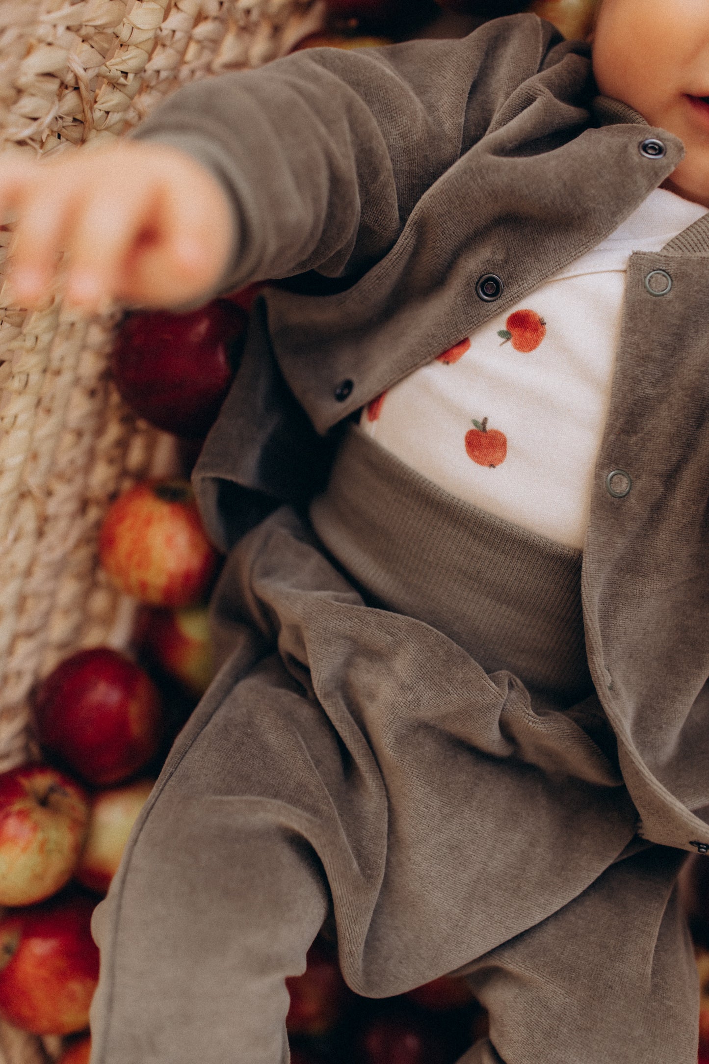 Completo cardigan e pantalone ciniglia di cotone BIO verde riccio