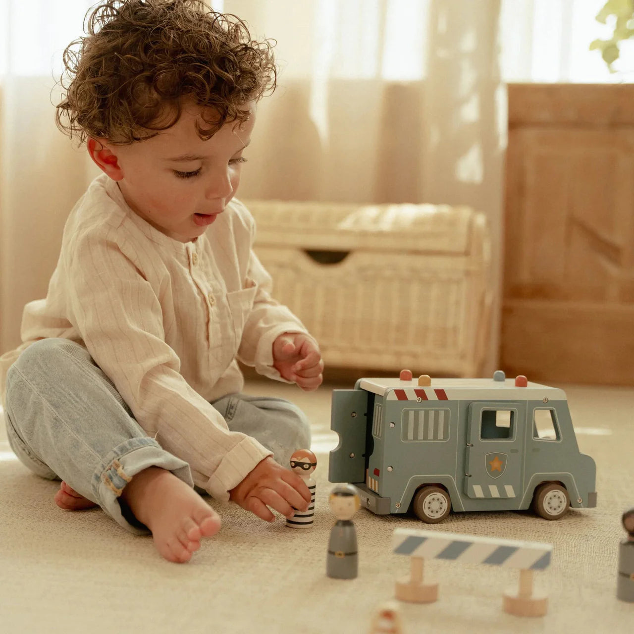 Camion della polizia con personaggi in legno