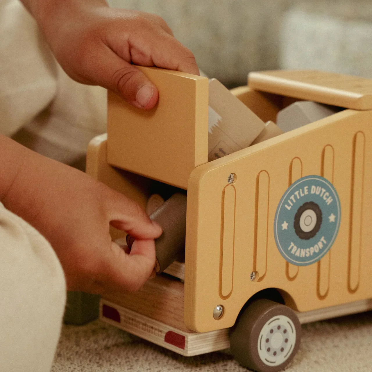 Camion della spazzatura in legno