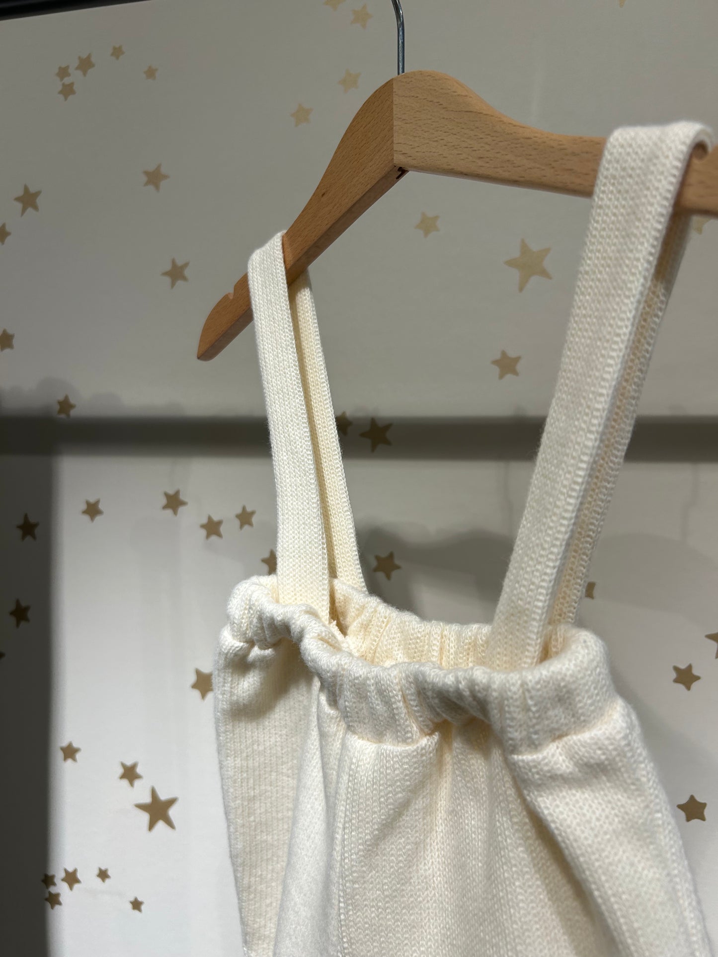 Pantalone Snoopy con bretelle in maglia ecru