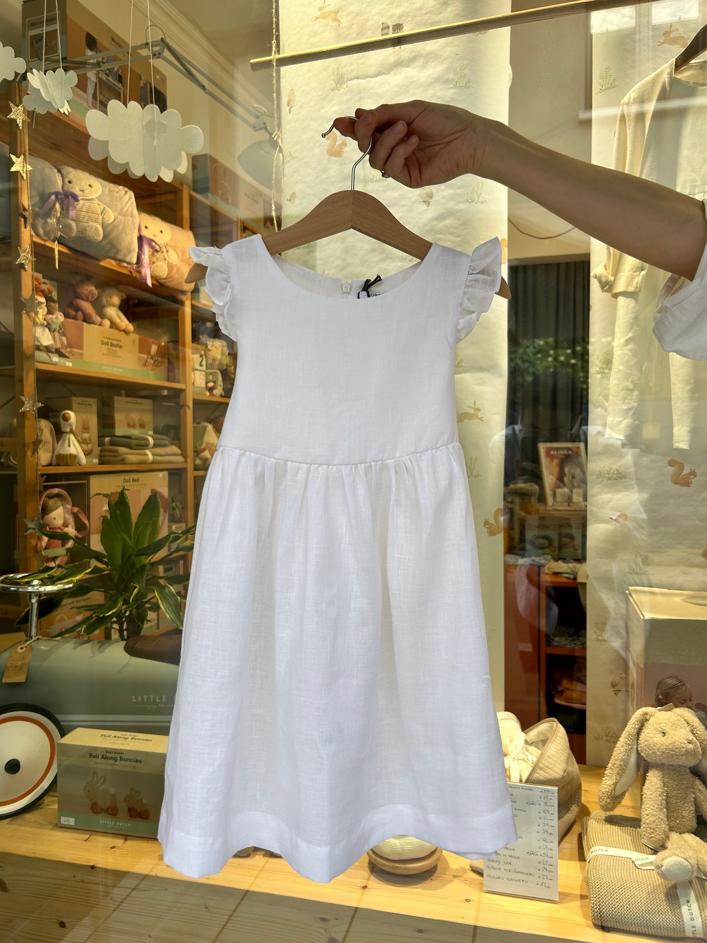 Abito elegante in lino bianco con fiocco sulla schiena