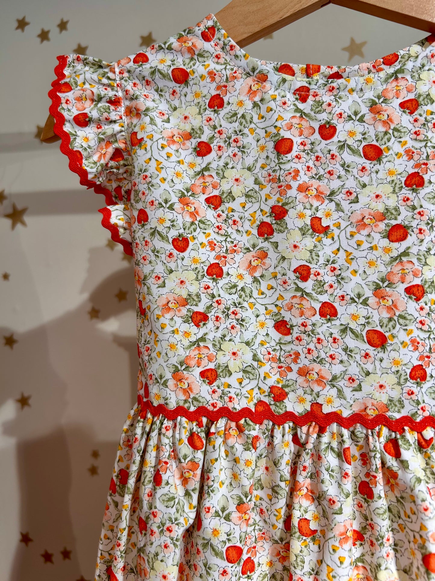 Abito baby smanicato fiori e fragole