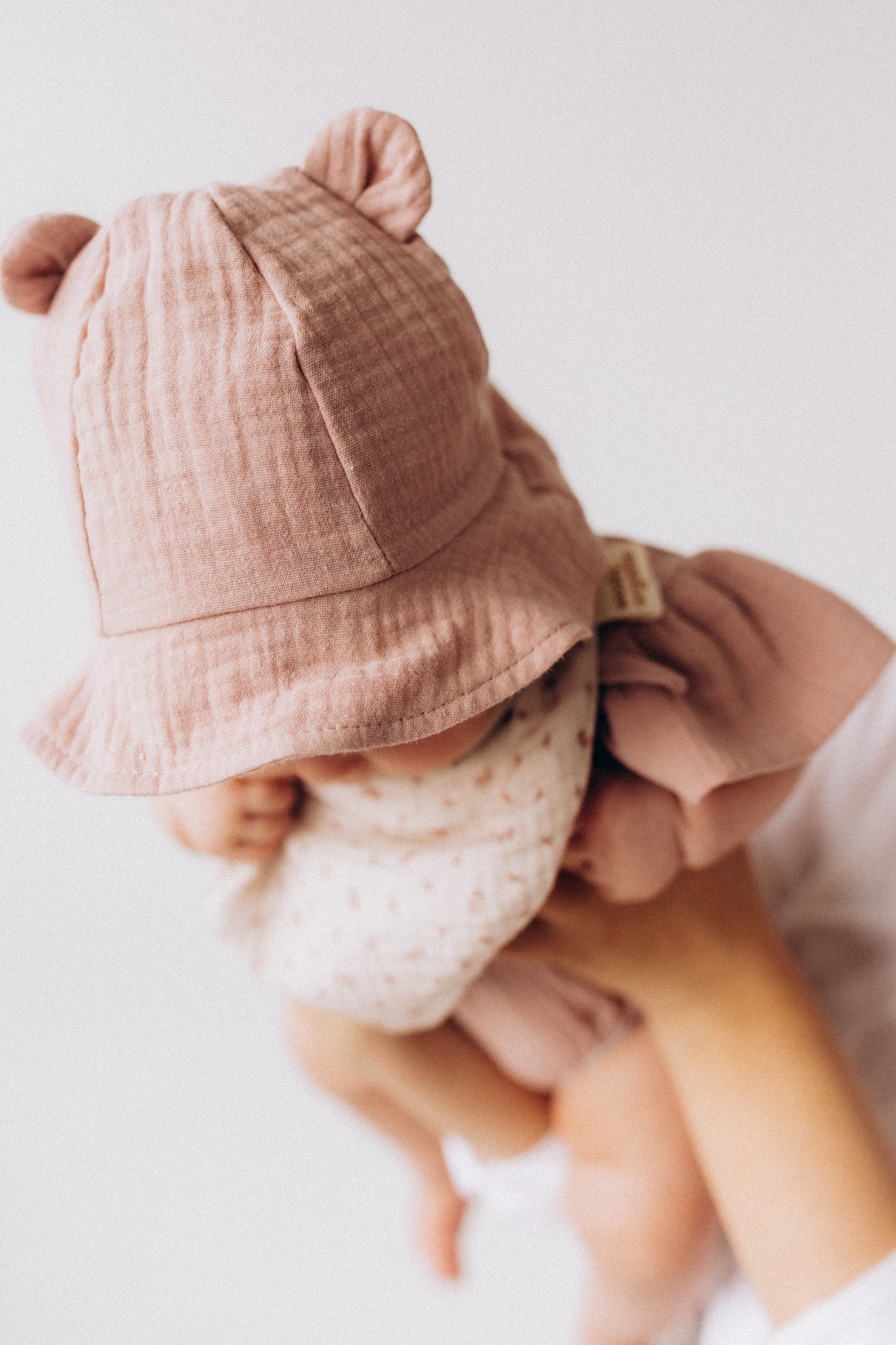 Cappellino in mussola rosa con orecchie