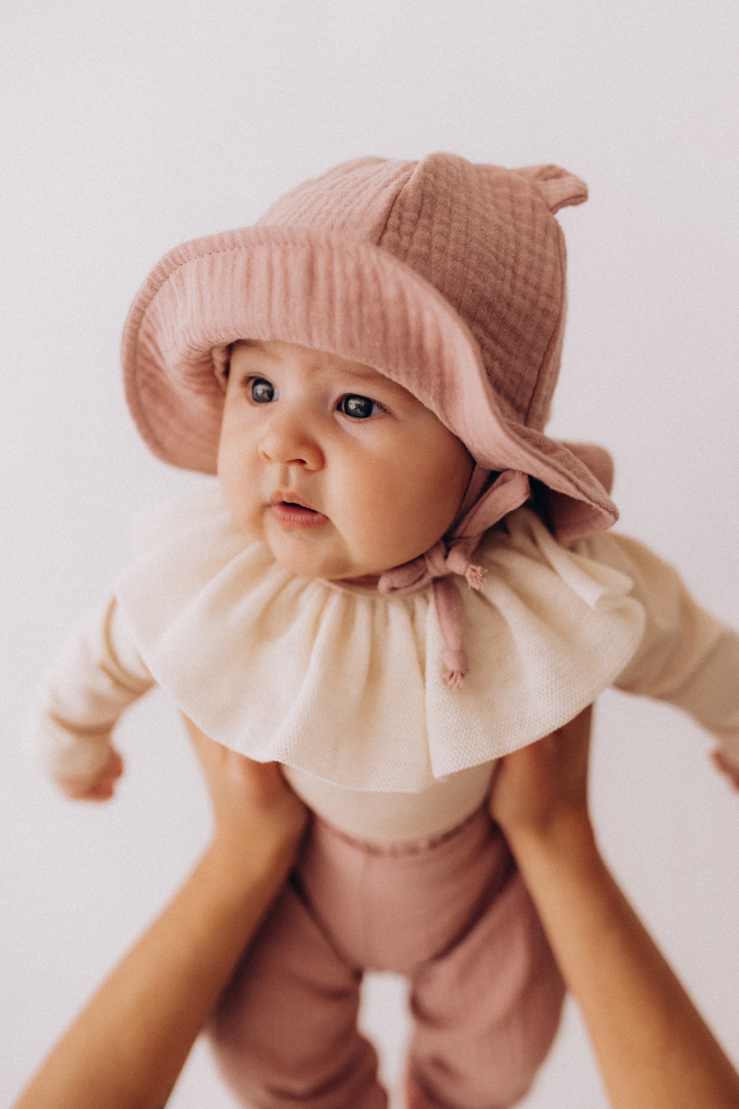 Cappellino in mussola rosa con orecchie