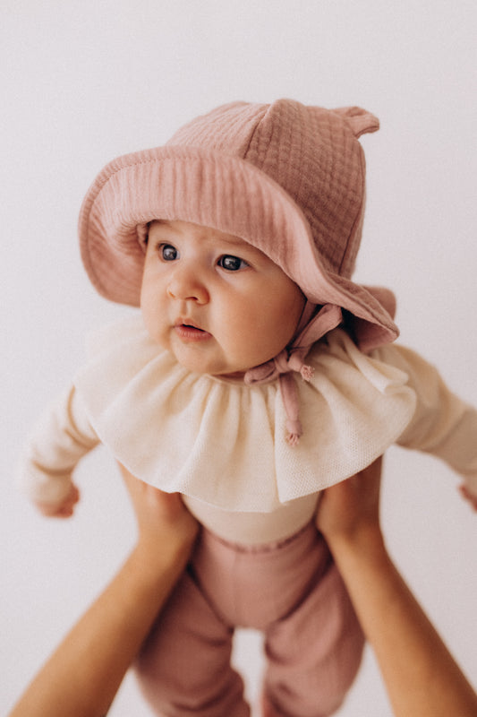 Cappellino in mussola rosa con orecchie