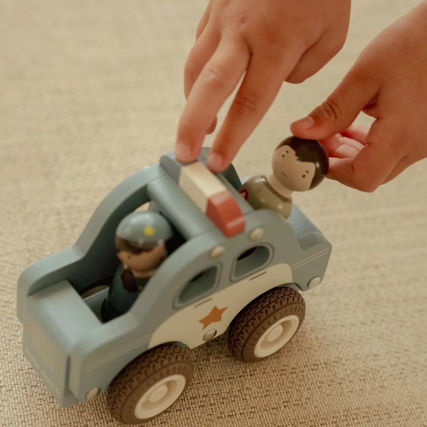 Macchina della polizia con personaggio