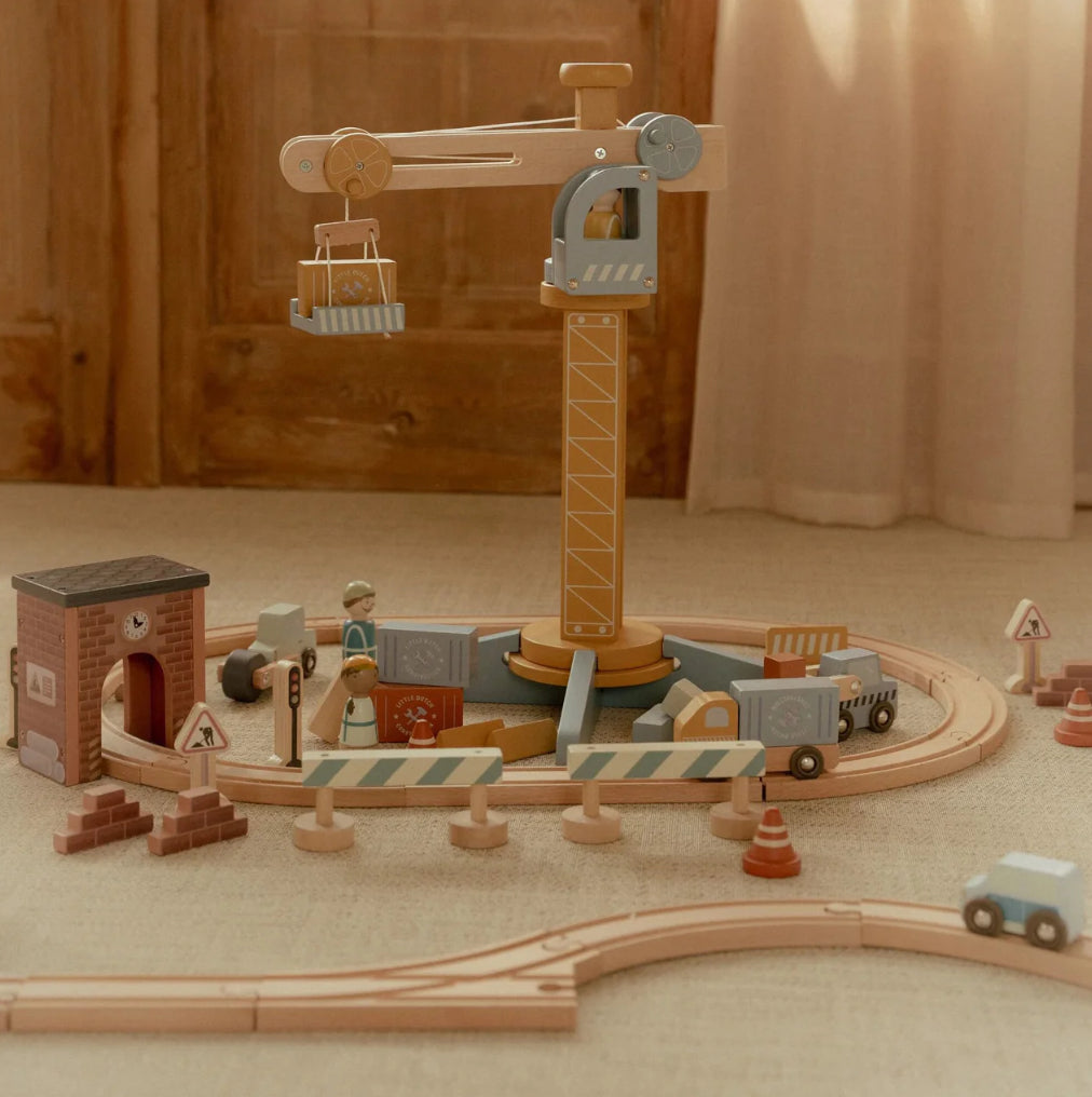Gru con binari del treno in legno