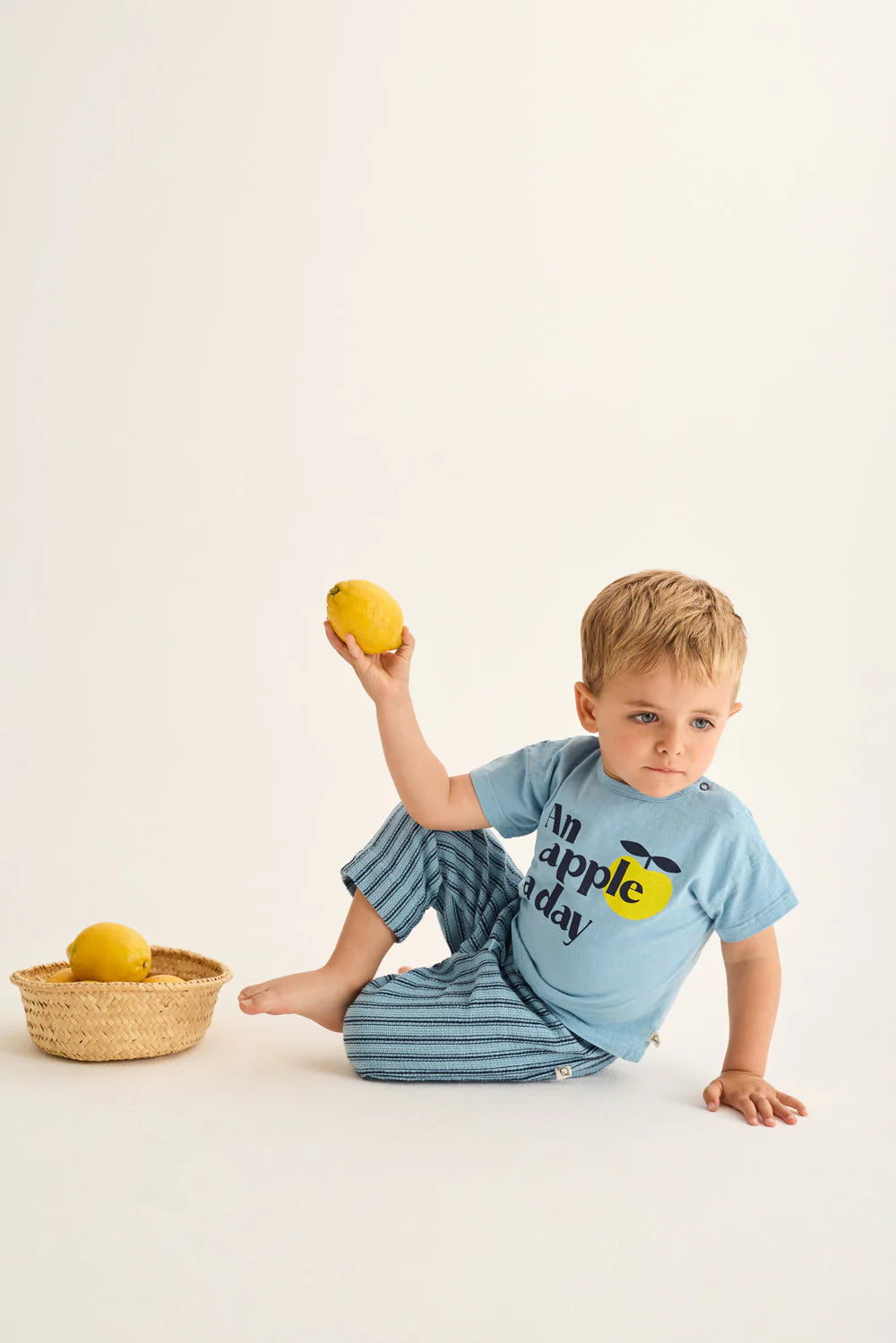 T-shirt neonato azzurra Bob, stampa mela