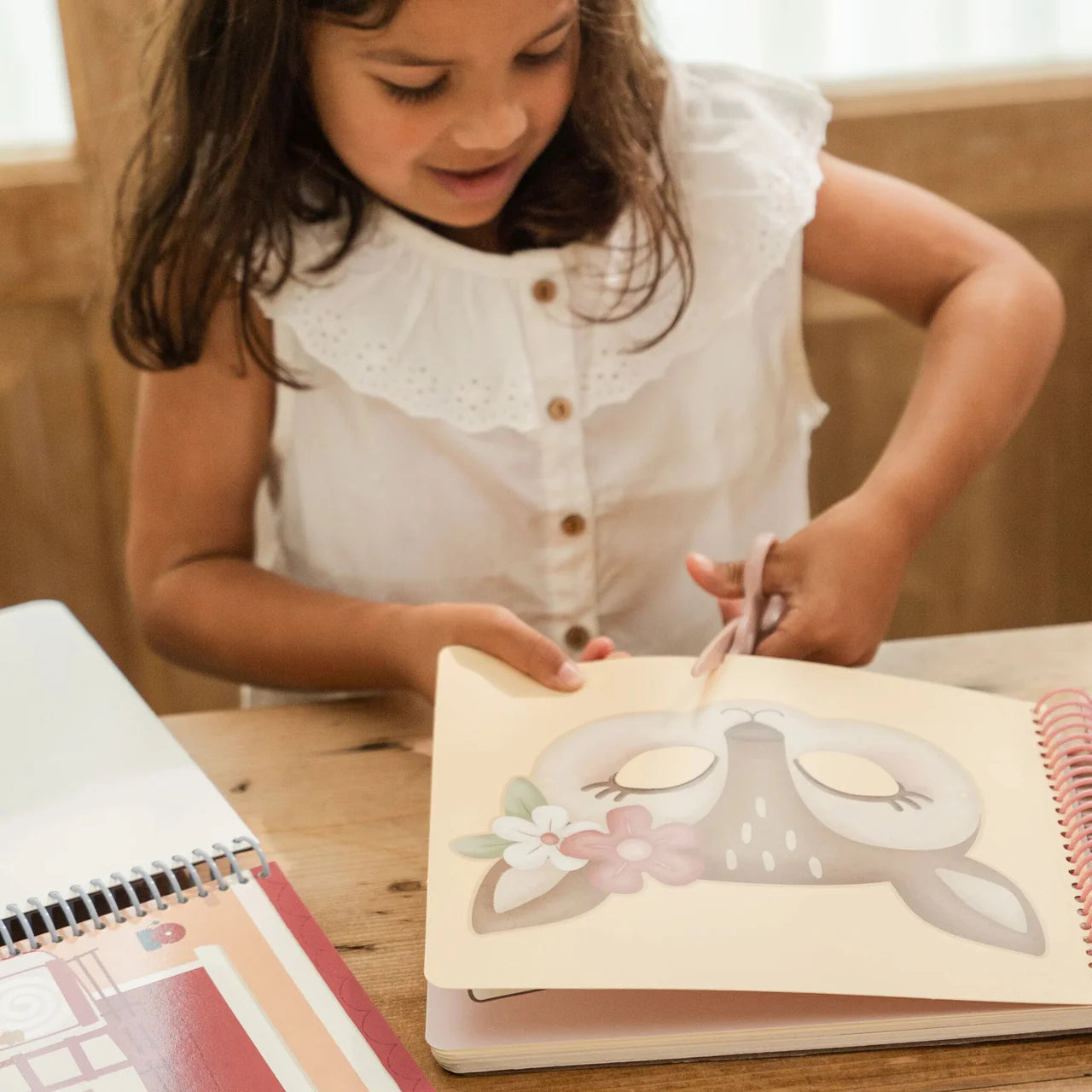 Libro con forbici Rosa