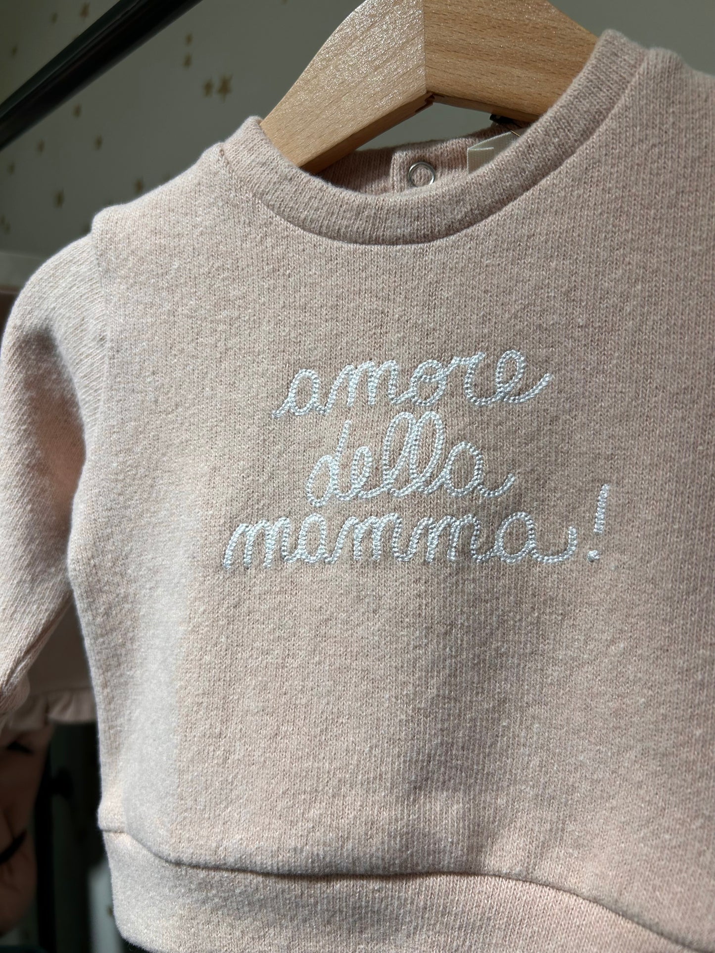 Felpa baby rosa confetto con ricamo “amore della mamma” in caldo cotone