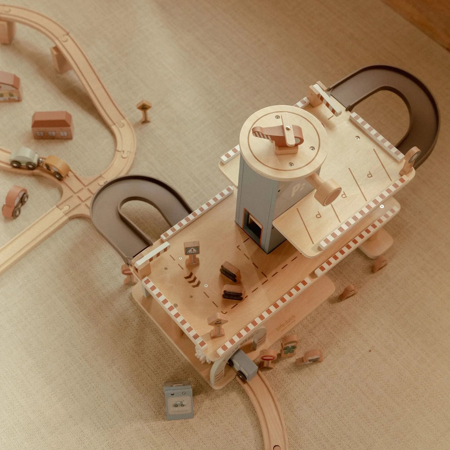 Garage con macchinine in legno