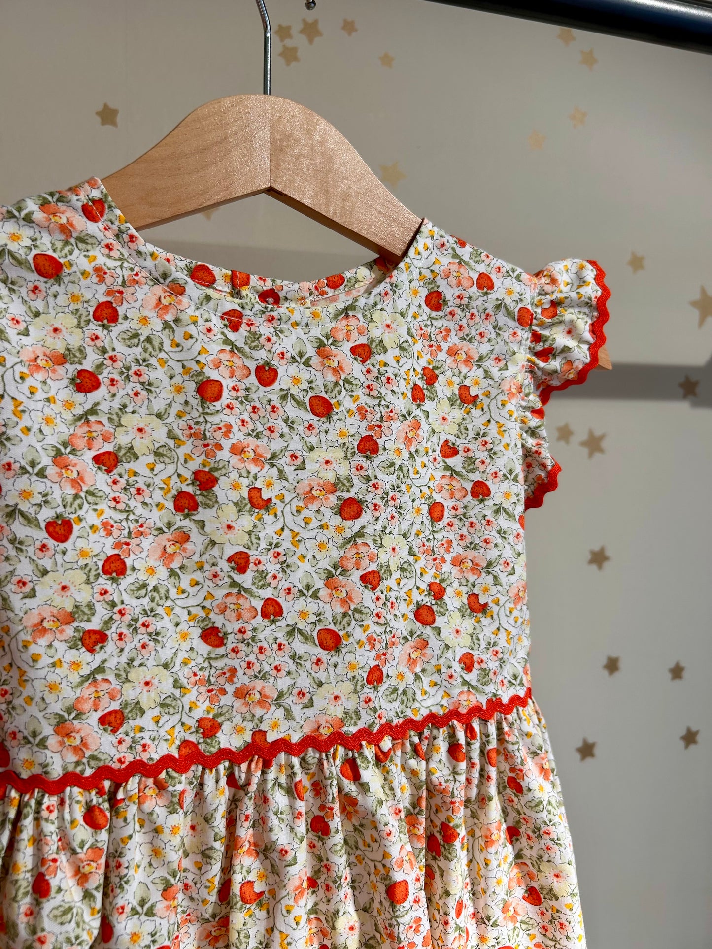 Abito baby smanicato fiori e fragole