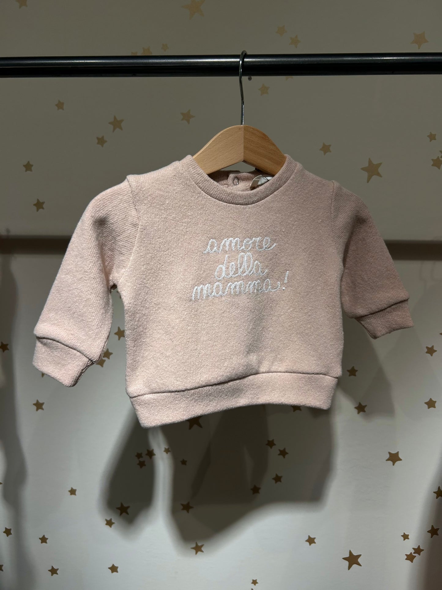 Felpa baby rosa confetto con ricamo “amore della mamma” in caldo cotone