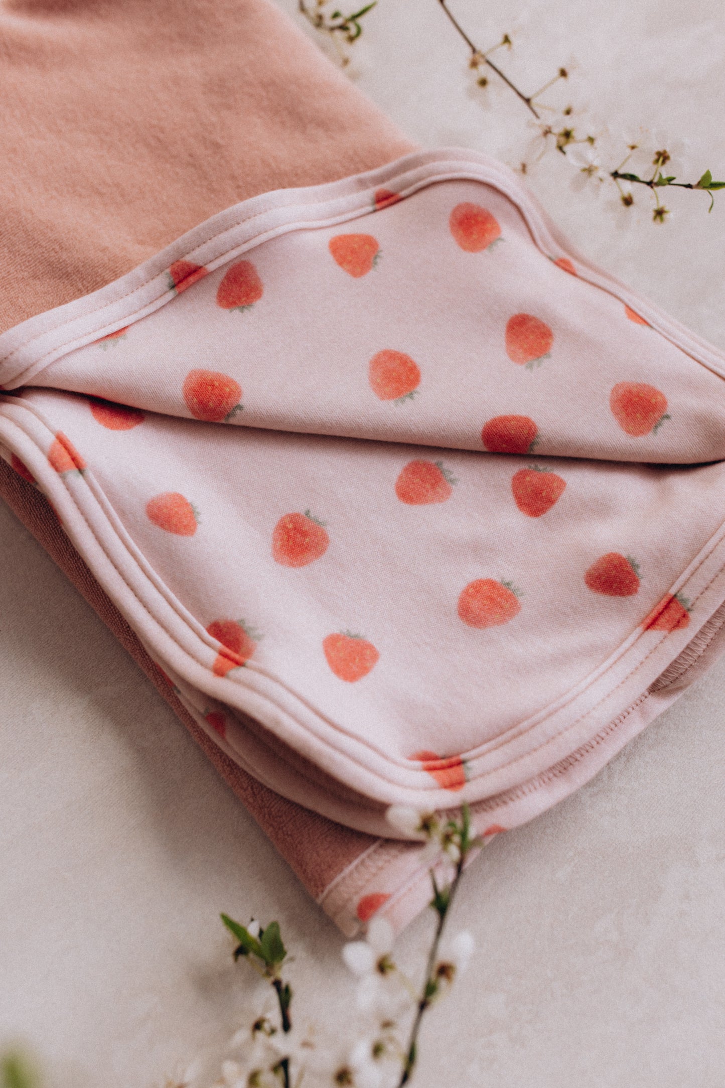 Coperta reversibile fragole/rosa cotone BIO