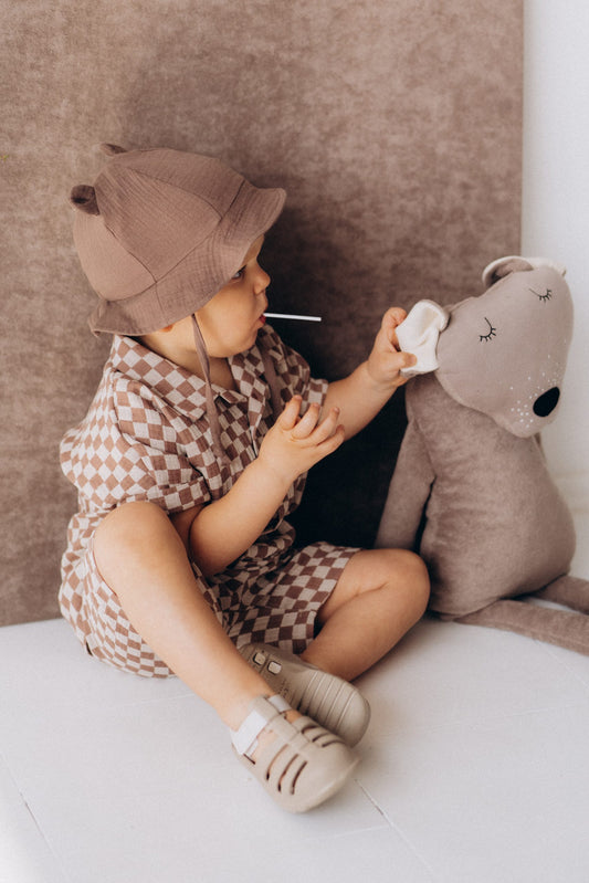 Cappellino in mussola marrone con orecchie