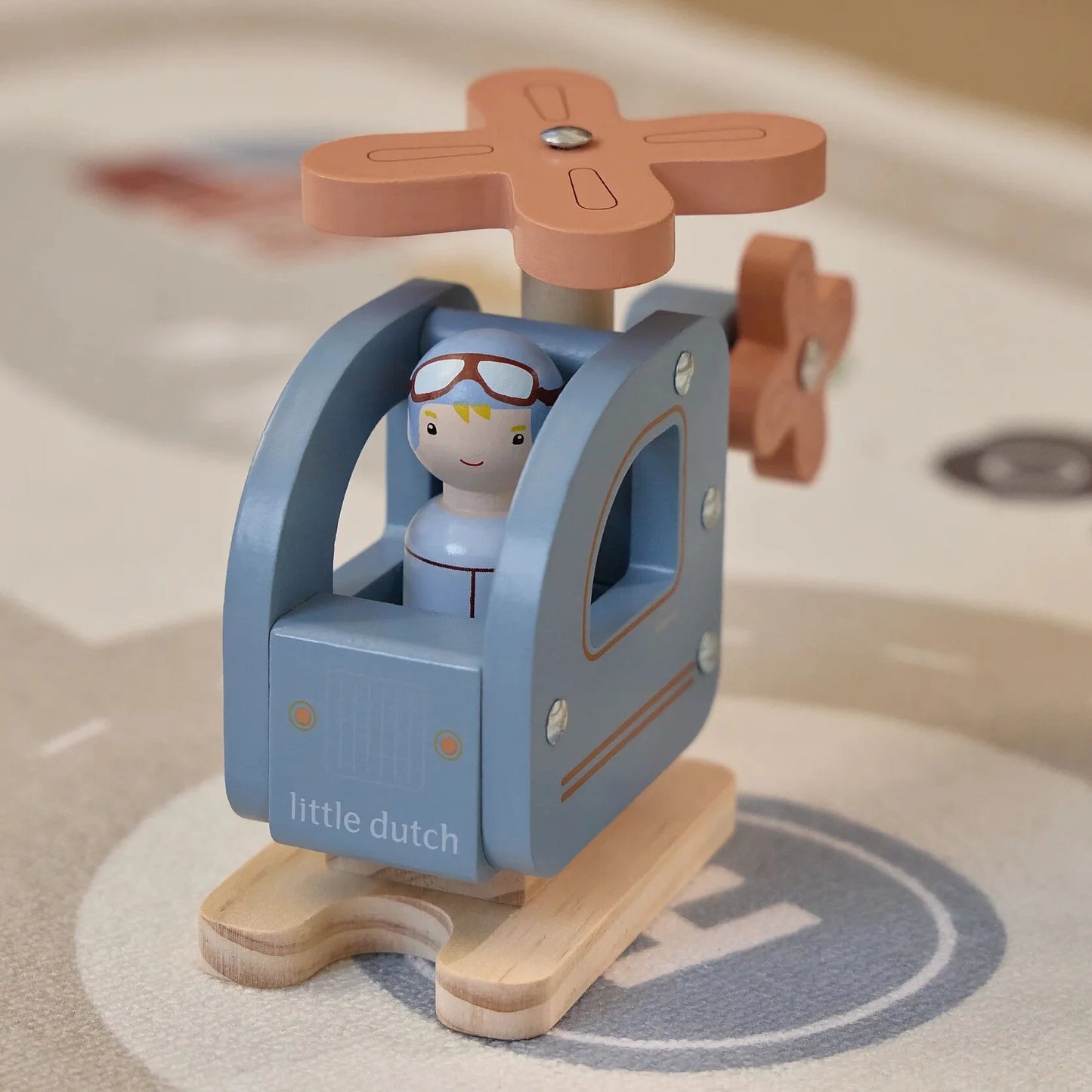 Elicottero in legno con personaggio