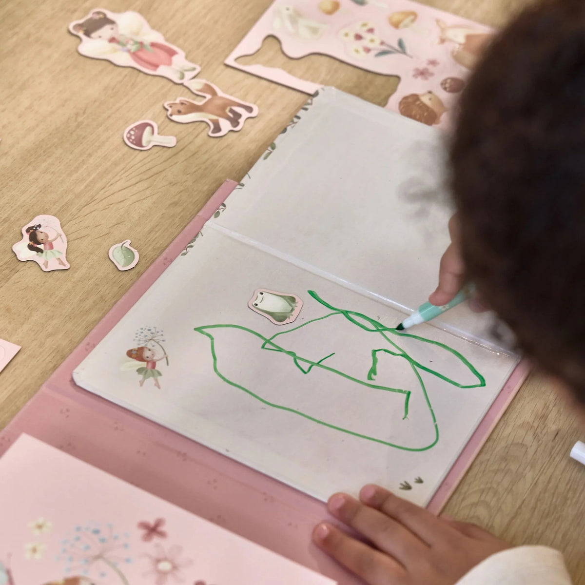 Libro disegno con personaggi magnetici Rosa