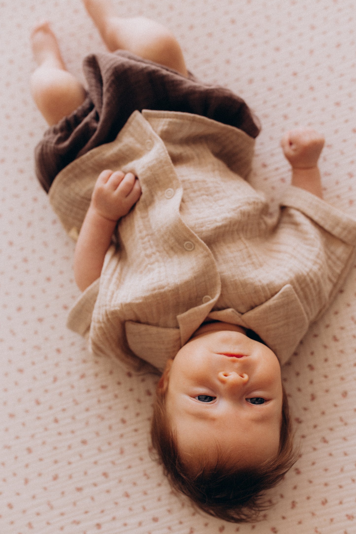 Completo neonato camicia marrone e bloomer ecru