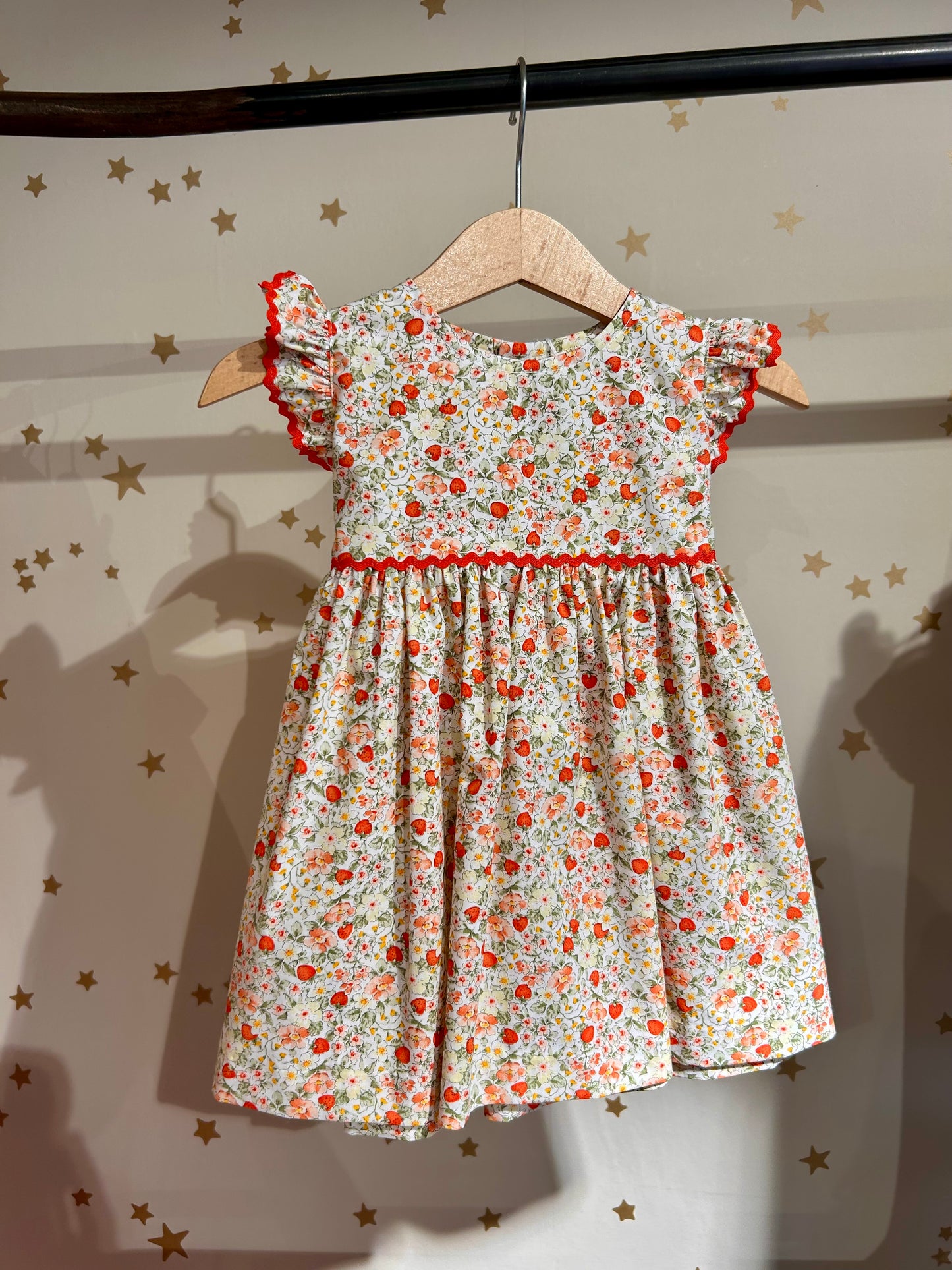 Abito baby smanicato fiori e fragole