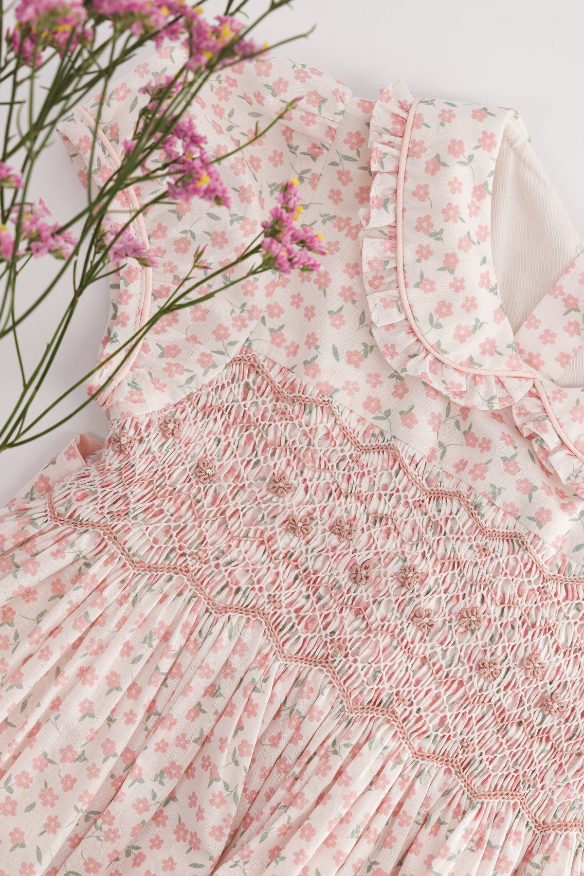 Abito Petronille punto smock con ricamo e stampa rosa margherite