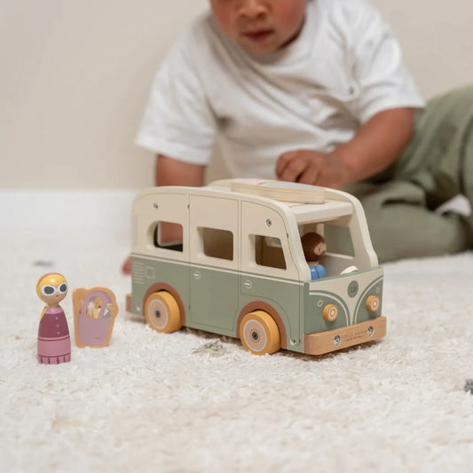 Camper van d'epoca in legno