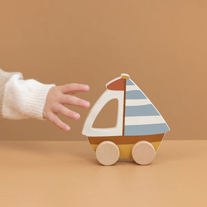 Barca in legno con ruote